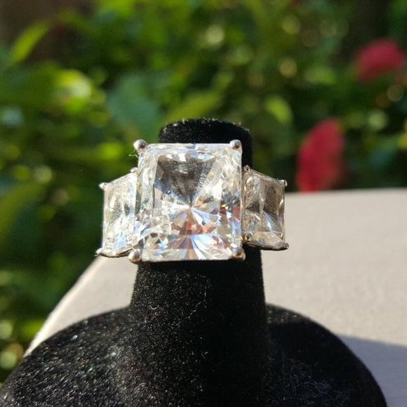 Mystique's "Diamond Quality" CZ 12ct starburst Emerald three stones ring - Picture 1 of 3